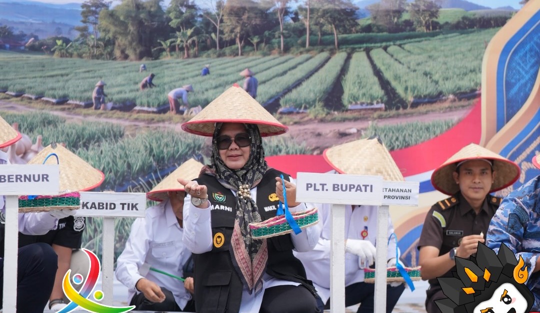 Plt Bupati Sumarni dan Kapolda Sumsel menanam bawang putih di SDT